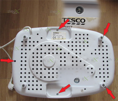 Alsó burkolat csavarjainak eltávolítása