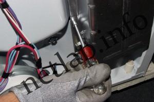 Távolítsa el a fűtőelemről az anyacsavarokat.