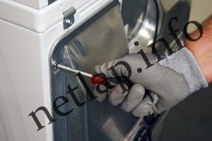 Távolítsa el a hátlap csavarjait.