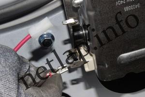 Húzza ki a vezetékeket a fűtőelemből.